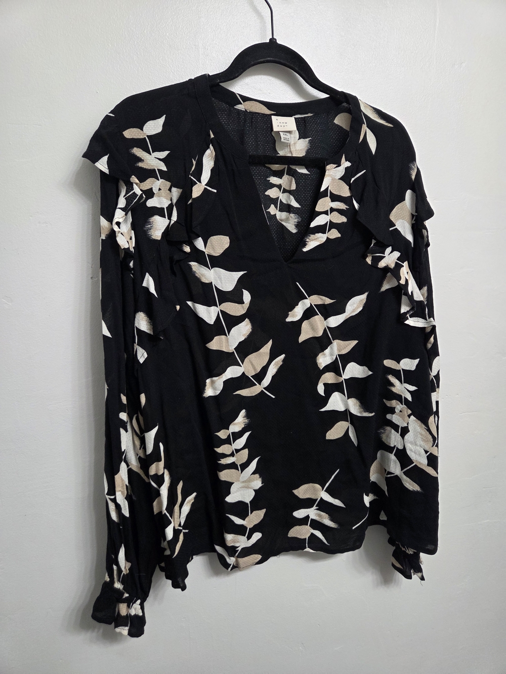 Women's Black Floral Ruffle Long-Sleeve V-Neck Top